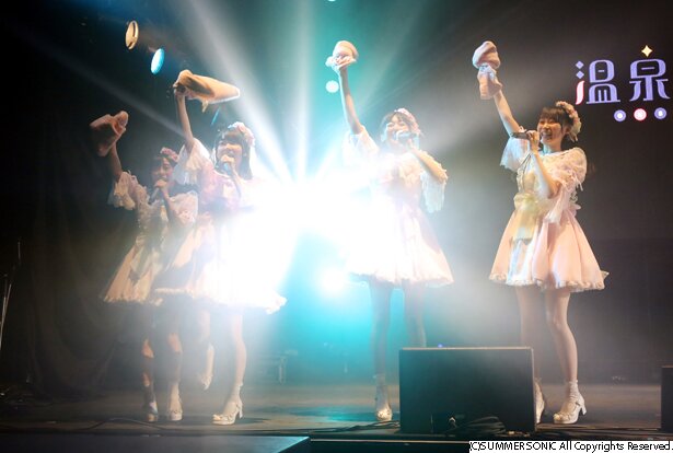 petit corollaのライブの様子<br>(C) 温泉むすめ/Enbound, Inc.