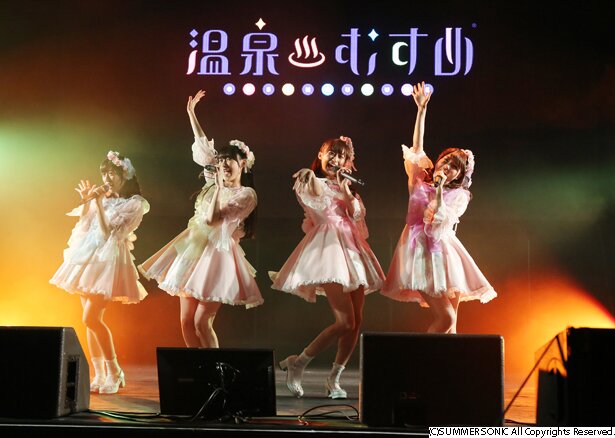 petit corollaのライブの様子<br>(C) 温泉むすめ/Enbound, Inc.