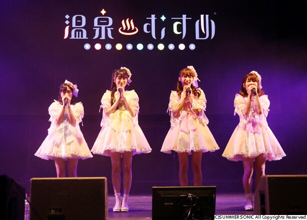 petit corollaのライブの様子<br>(C) 温泉むすめ/Enbound, Inc.