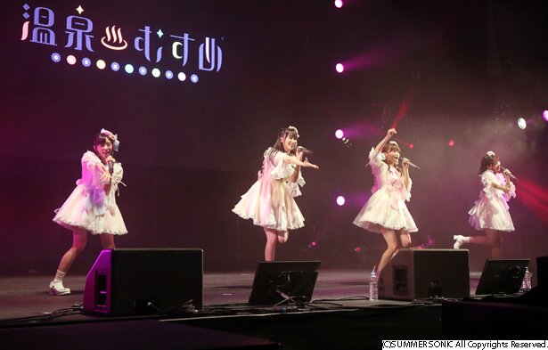 petit corollaのライブの様子<br>(C) 温泉むすめ/Enbound, Inc.