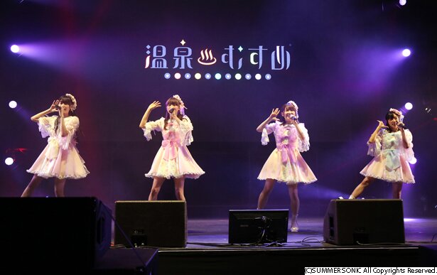 petit corollaのライブの様子<br>(C) 温泉むすめ/Enbound, Inc.