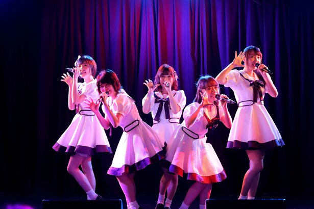 左から小原莉子さん、大空直美さん、篠田みなみさん、田辺留依さん、長久友紀さん<br>(C)温泉むすめ/Enbound, Inc.
