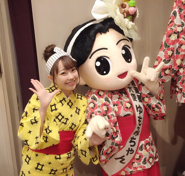 高田憂希さんとゆもみちゃん<br>(C)温泉むすめ/Enbound, Inc.