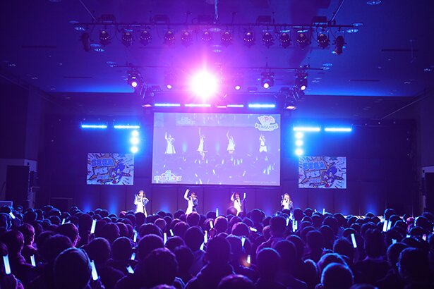 サイリウムとライティングで会場が青一色に染まった「PPP」のミニライブ<br>