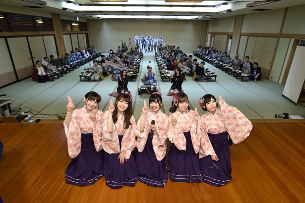 左から鳥羽亜矢海役の会沢紗弥さん、山代八咫役の星希成奏さん、箱根彩耶役の長江里加さん、原鶴美鵺役の石飛恵里花さん、鈍川まなみ役の小原莉子さん<br>(C)温泉むすめ/Enbound, Inc.