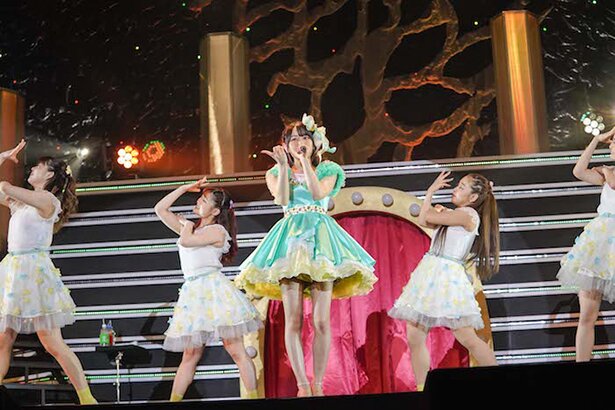 「小倉唯 LIVE TOUR 2019 Step Apple」ツアーファイナル・幕張メッセ公演より<br>撮影：上飯坂一、増田慶