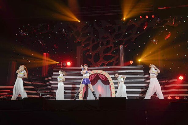 「小倉唯 LIVE TOUR 2019 Step Apple」ツアーファイナル・幕張メッセ公演より<br>撮影：上飯坂一、増田慶
