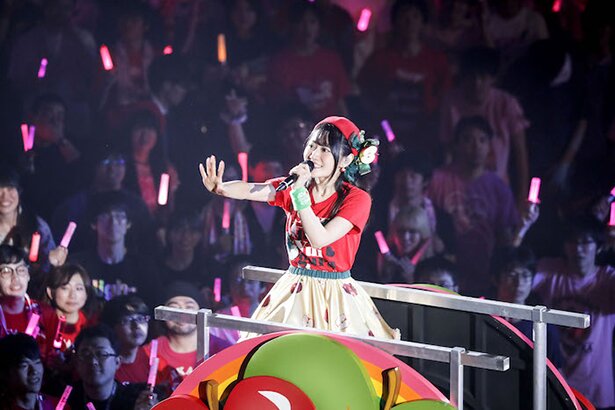 「小倉唯 LIVE TOUR 2019 Step Apple」ツアーファイナル・幕張メッセ公演より<br>撮影：上飯坂一、増田慶