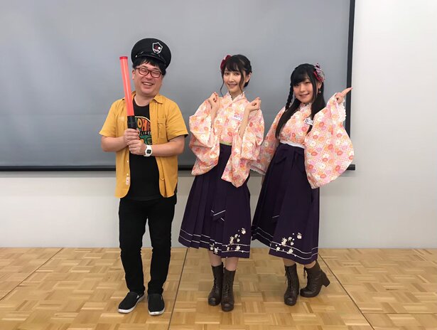 「温泉むすめ 師範学校 課外活動」第1部の出演者。左からMCの天津向さん、石和紅役の秦佐和子さん、あつみ詩鶴役の中恵光城さん<br>(C)温泉むすめ/Enbound, Inc.