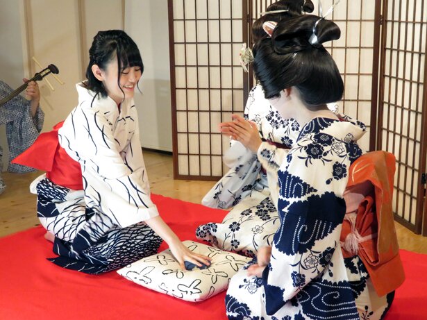 芸妓体験の様子<br>(C)温泉むすめ/Enbound, Inc.