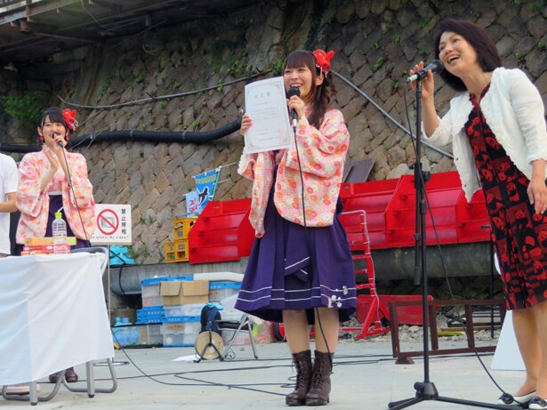 左から湯村千代役の高木美佑さん、有馬楓花役の桑原由気さん<br>(C)温泉むすめ/Enbound, Inc.