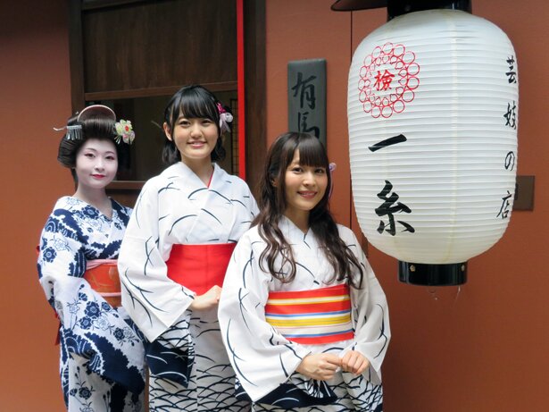 芸妓体験の様子<br>(C)温泉むすめ/Enbound, Inc.