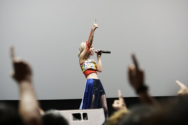 メインテーマアーティストのMachicoさん<br>(C)2019 暁なつめ・三嶋くろね/KADOKAWA/映画このすば製作委員会