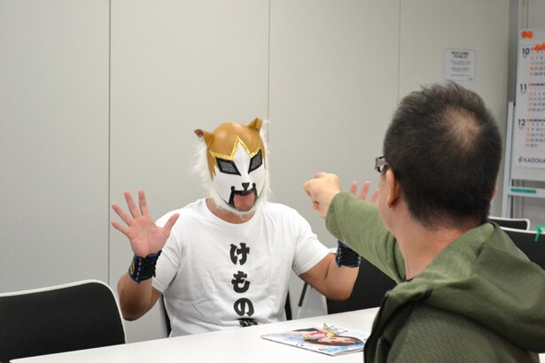 ケモナーマスクのマスクを脱がそうとする村田氏