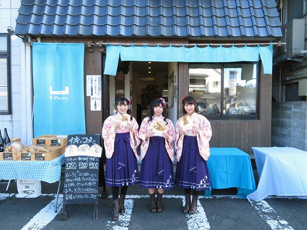 M Pantryでの様子<br>(C)温泉むすめ/Enbound, Inc.
