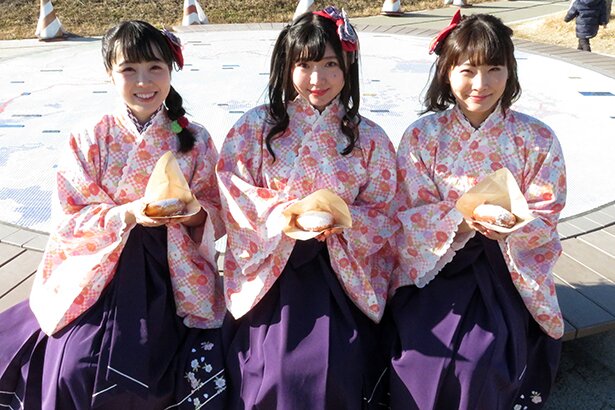 うみねこや前の広場での様子<br>(C)温泉むすめ/Enbound, Inc.