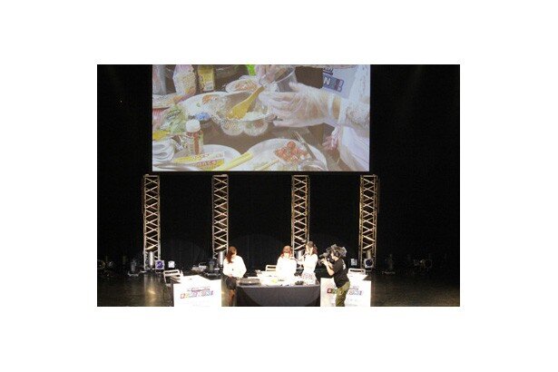 ステージに並んだ具材のなかには、納豆や赤唐辛子など、普通はちらし寿司とは縁遠い食材もちらほら。それらが遠慮なく投入されていく<br>
