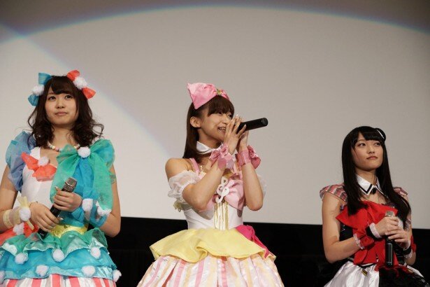 【写真を見る】初回上映後の舞台挨拶に登壇したi☆Risの芹澤優(写真左)、茜屋日海夏(同中)、久保田未夢(同右)。作中ではSoLaMi SMILEというユニットとして活動する<br>(C)T－ARTS / syn Sophia / 劇場版プリパラ