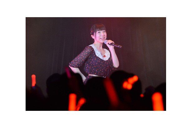 りんご柄の衣装と優しい歌声で、会場をふんわりした雰囲気に包み込んだ田村奈央<br>