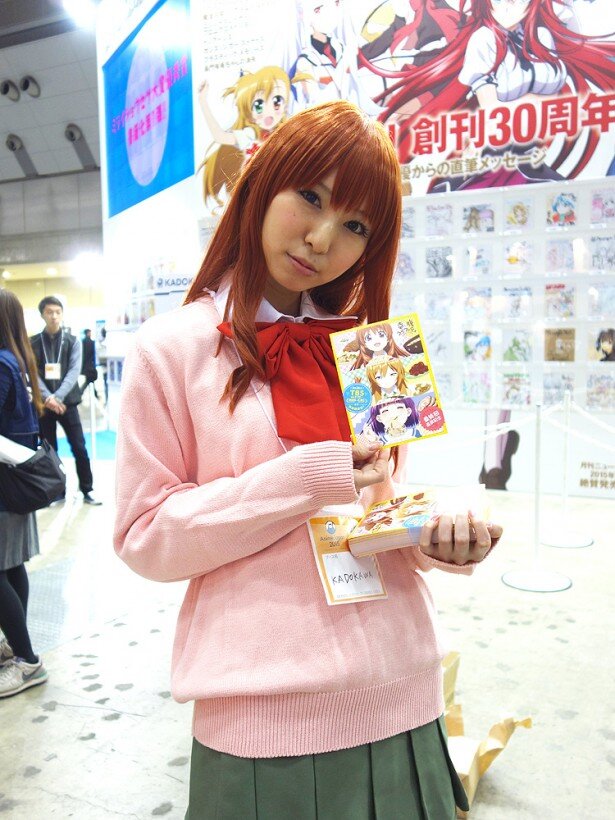 「幸腹グラフィティ」の町子さんコスプレイヤーがポストカードを配布しているKADOKAWAブース