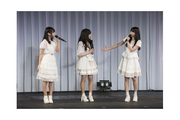 (左より)オープニングテーマを担当するTrySailの夏川椎菜、麻倉もも、雨宮天<br>