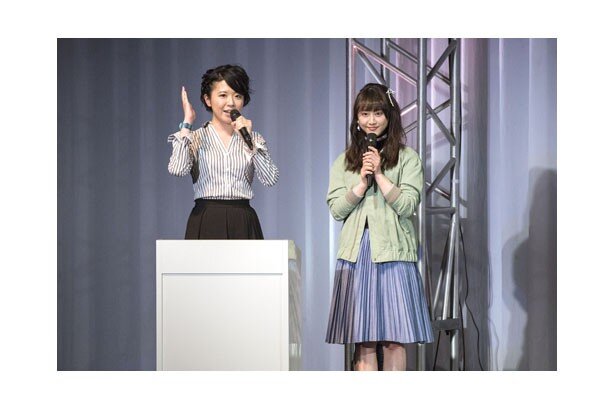 MCを務めた小新井涼(左)と、鑑純音役の松井玲奈(右)<br>