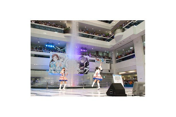 洲崎綾と内田真礼が登場するとファンからは大歓声が。その声に2人はうれしそうに手を振って応えていた<br>