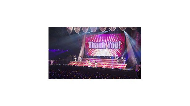 【写真を見る】ライブは出演者全員で歌う「Thank You!」で幕を開けた<br>