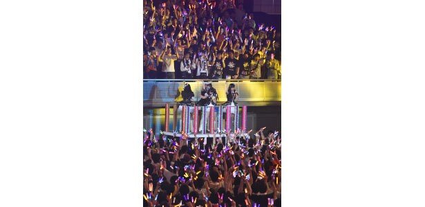 メインステージの他にも観客席後方のサブステージやトロッコを使って、会場全体に歌声を響かせた<br>