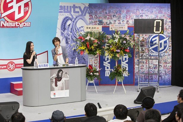 この日もスタジオアルタで収録されていたことで有名な某人気テレビ番組を模したセットで行なわれた。写真左から坂本真綾、MCの吉田尚記