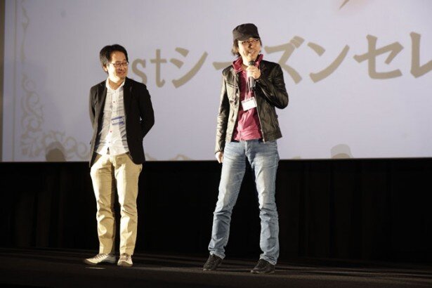 観客として上映会を観に来ていたスタッフを、近藤光が舞台に上げて紹介。写真左から制作進行の近藤亮とキャラクターデザインの田畑壽之<br>
