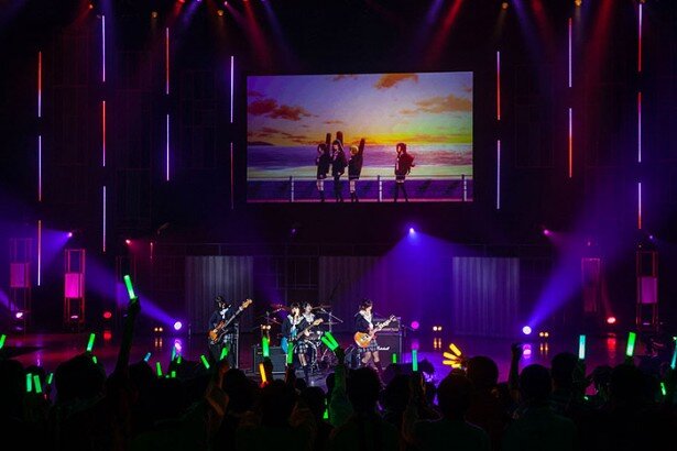 ライブコーナーの一番手はNeed Cool Quality。一生懸命練習したという4人の演奏と歌に、観客のボルテージは一気にMAXに<br>