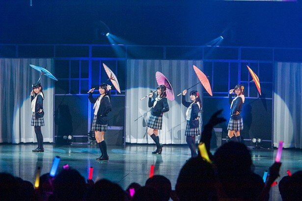 各出演者のソロ曲に続いたのは「ヨロコビ・シンクロニシティ」。傘を片手に艶やかに歌い上げた<br>