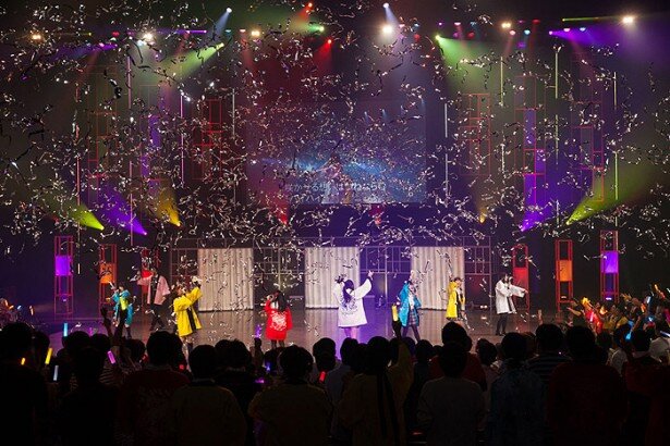 最後の曲は出演者全員がステージに上がっての「花ヤ踊レヤいろはにほ」。観客も一緒に歌って、会場は多幸感に包まれていた<br>