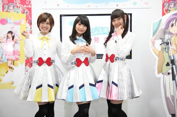 メインキャストを務めると同時に声優アイドルユニット“イヤホンズ”を結成した3人。写真左から一ノ瀬双葉役の高橋李依、小花鈴役の高野麻里佳、萌咲いちご役の長久友紀<br>