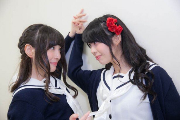 手がからみ合っていたり、上田さんの片手がリボンに伸びていたり、いちばん雰囲気があるかも……!?<br>