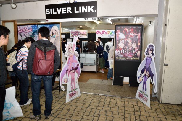 会場の入り口では、イリヤと美遊の等身大立てポップがお出迎え。駅から近いので気軽に足を運んでみよう<br>