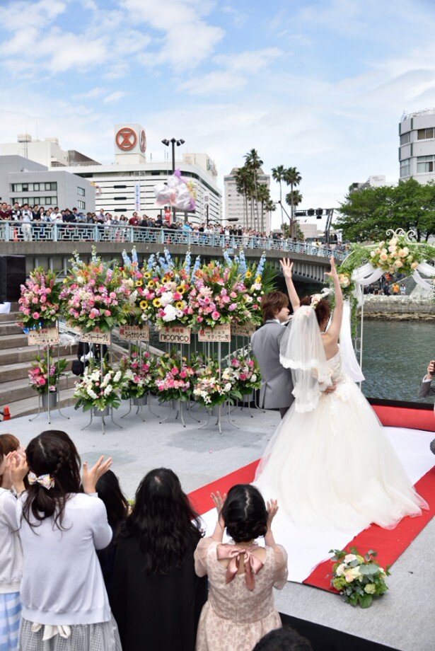 青空の下で愛を誓った市来光弘 井ノ上奈々の結婚式 画像9 14 Webnewtype