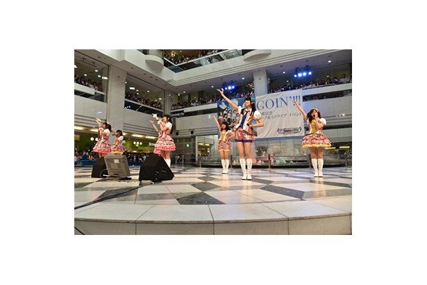 すっかり定番曲になったテレビアニメ「シンデレラガールズ」オープニングテーマ「Star!!」を披露してイベントはスタート<br>