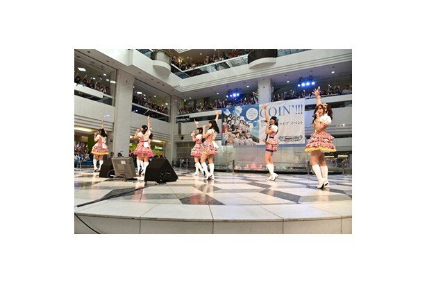 「Star!!」を歌う7人、センターはおなじみ大橋だが、珍しい組み合わせのため、新鮮さがある<br>