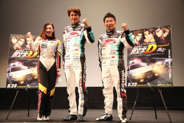 左から塚本奈々美選手、谷口信輝選手、片岡龍也選手。ドライバージャケット姿で登場し、トークを盛り上げた