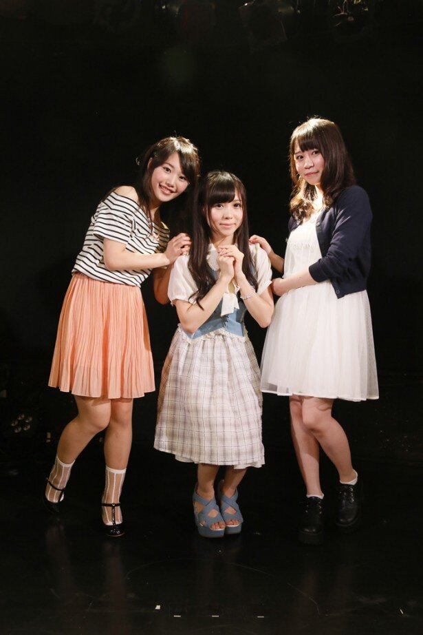 写真左から根本流風、姫崎愛未、田辺留依。本作で最初に発表されたキャスト3人ということで、お互いに冗談を言ったり歌を褒めあったりと、終始仲の良さを感じられステージだった<br>