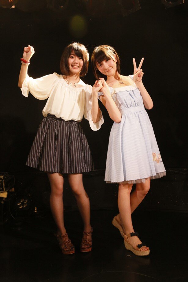 左から早瀬莉花、秦佐和子。秦が「ガーネット」を歌ったのは、早瀬から「奥さんに声質が近いんじゃない？」と言われたことがきっかけだそう<br>