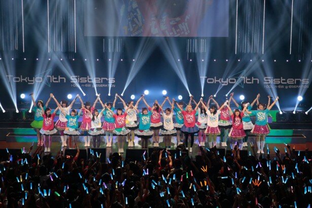 「Tokyo 7th シスターズ 1st Anniversary Live 15'→34' ～H-A-J-I-M-A-L-I-V-E-!!～」が5月31日(日)に開催された。「ナナシス」初の大型ライブは、出演者と会場全員で歌う「Star☆Glitter」で大団円となった