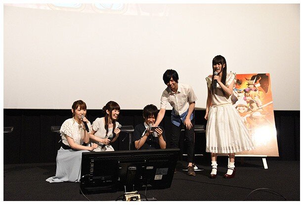 開発中のゲーム「混沌戦争」を正座してプレイする山下大輝さん。村川梨衣さんの演じる雷火を特攻させすぎて死なせてしまうというハプニングに会場は大爆笑！<br>