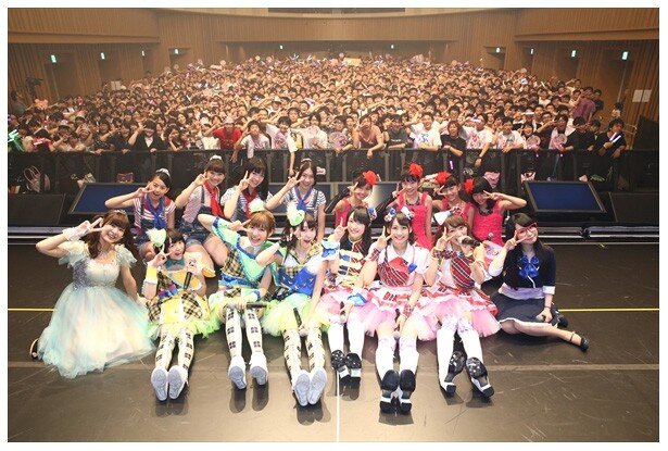 昼の部の記念撮影ではプリズム☆アイドル研究生&#039;sやPrizmmy☆も一緒に「かしこま！」<br>