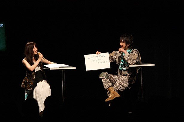 【写真を見る】迷彩服を着て気合いが入ったのか、サバゲー用語の「サイドアーム」の意味を見事に正解させる前野さん<br>