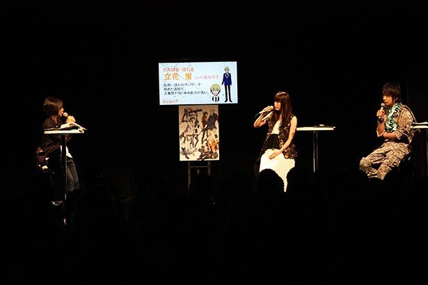自身が演じるキャラクターについて解説する小松さんと前野さん。アフレコでは雪村役の松岡禎丞さんの演技に驚くことが多いとのこと<br>