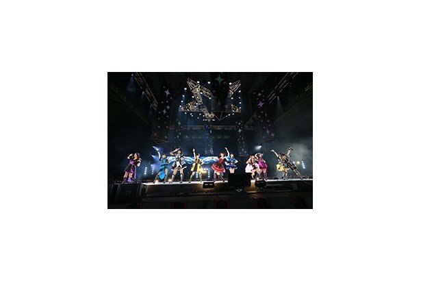 【写真を見る】765PRO ALLSTARS+の衣装は新たに作られたもので、遠くからでもわかるようにキラキラと光る素材が多数使われているということです<br>(C)BANDAI NAMCO Entertainment Inc.　(C)BNEI/PROJECT iM@S　(C)BNEI/PROJECT CINDERELLA