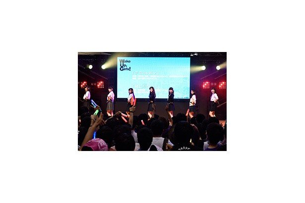 【写真を見る】ライブステージはテレビアニメ版オープニングテーマ「7 Girls War」からスタート！<br>